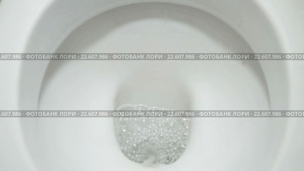 Вода сливается в белом унитазе. Стоковое видео, видеограф worker / Фотобанк Лори