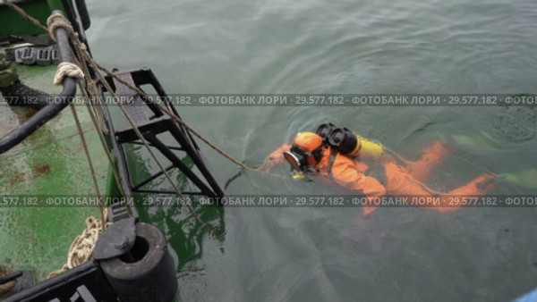 Водолаз плывет к борту корабля. Стоковое видео, видеограф А. А. Пирагис / Фотобанк Лори