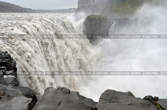 Водопад Деттифосс (исл. Dettifoss) на реке Йёкульсау-ау-Фьёдлум в дождливую погоду, Исландия (2014 год). Стоковое фото, фотограф Овчинникова Ирина / Фотобанк Лори