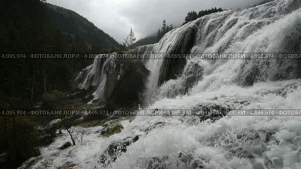 Водопад в национальном парке Jiuzhaigou, занесенном в реестр Всемирного Наследия ЮНЕСКО (2012 год). Стоковое видео, видеограф Сергей Орлов / Фотобанк Лори
