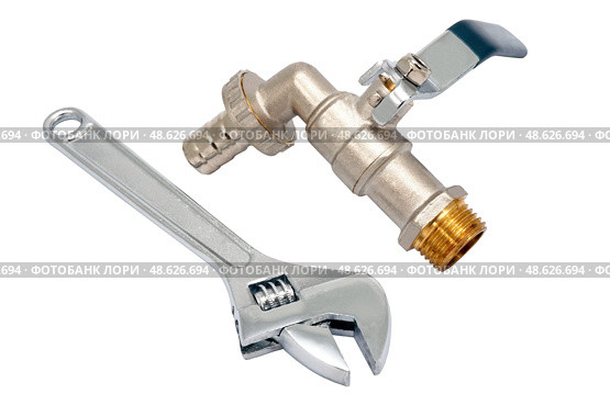 Водопроводный кран и гаечный ключ на белом фоне.  Water faucet and a wrench on a white background.d. Стоковое фото, фотограф Татьяна Д / Фотобанк Лори
