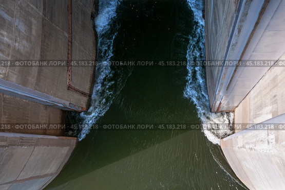 Водовод гидроэлектростанции ( входные ворота ) (2012 год). Стоковое фото, фотограф Павел Просянов / Фотобанк Лори