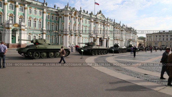 Военная техника времен Великой Отечественной войны, выставленная на Дворцовой площади в Санкт-Петербурге (2016 год). Редакционное видео, видеограф Сергей Дубров / Фотобанк Лори