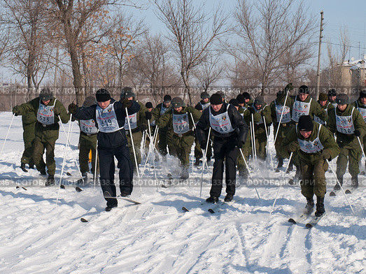 Военнослужащие на старте гонки "Лыжня России 2012" Редакционное фото, фотограф Михаил Кузнецов / Фотобанк Лори