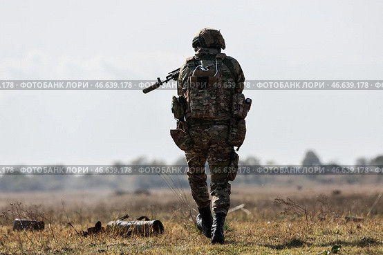 Военнослужащий с оружием с глушителем. Стоковое фото, фотограф Алексей Коновалов / ТАСС / Фотобанк Лори