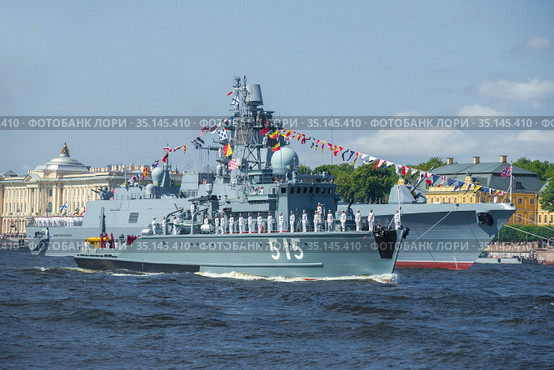 Военные корабли "Адмирал флота Касатонов" и "Павел Хенов" на военно-морском параде в честь дня ВМФ. Санкт-Петербург (2019 год). Редакционное фото, фотограф Виктор Карасев / Фотобанк Лори