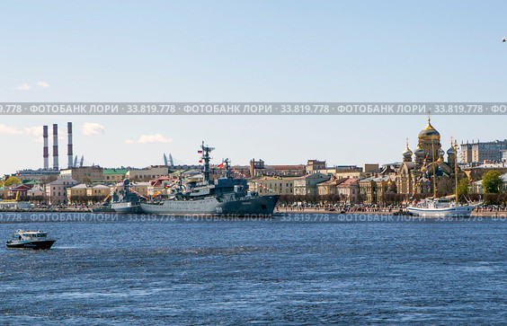 Военные корабли на праздновании Дня Победы - 9 мая 2020. Учебный корабль «Перекоп» (проект 887), МПК-205 "Казанец" (бортовой № 311) – малый противолодочный корабль проекта 1331М и дизельная подводная лодка С-189. Набережная Лейтенанта Шмидта. Санкт-Петербург. Редакционное фото, фотограф Сергей Афанасьев / Фотобанк Лори
