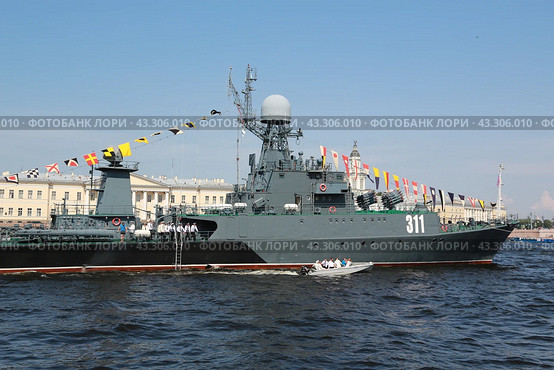 Военные корабли стоят на рейде в акватории реки Невы. Военно-морской парад в Санкт-Петербурге на день ВМФ. (2014 год). Редакционное фото, фотограф Константин Сергеевич Синявин / Фотобанк Лори