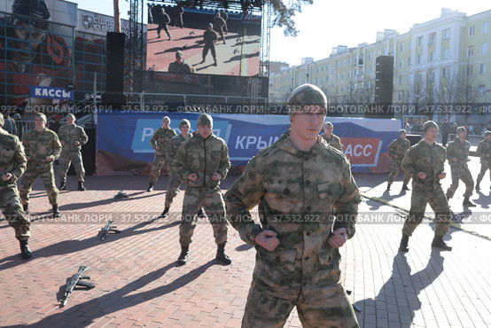 Военные показывают умение владения оружием на площади в Балашихе (2022 год). Редакционное фото, фотограф Дмитрий Неумоин / Фотобанк Лори