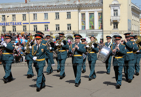 Военный оркестр  духовых  инструментов на параде 9Мая. Ангарск (2013 год). Редакционное фото, фотограф Копылова Ольга Васильевна / Фотобанк Лори