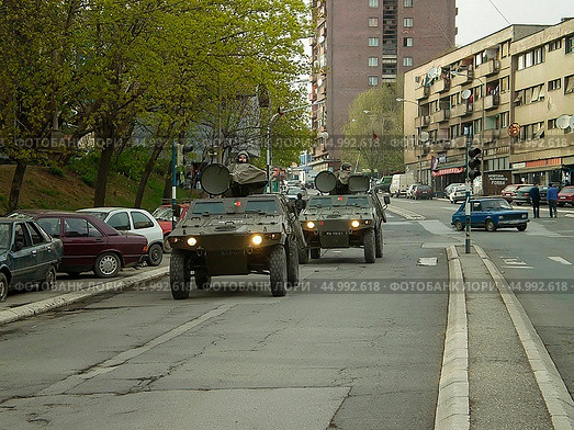 Военный патруль миротворческих сил ООН КФОР в сербской части города Косовская Митровица, Косово (2008 год). Редакционное фото, фотограф Александр Кузнецов / Фотобанк Лори