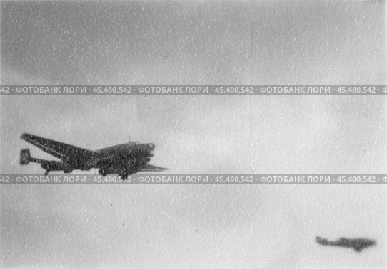 Военный самолёт в небе, Вторая мировая война. Стоковое фото, фотограф WWII / Фотобанк Лори