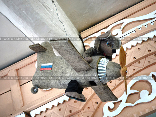 Войлочная  игрушка мышонка на самолёте в музее валенок в городе Мышкине. Редакционное фото, фотограф Мария Сергеева / Фотобанк Лори