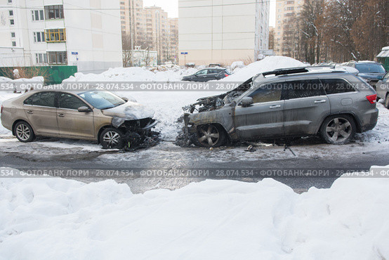 Войны за парковку. Сгоревшие на дворовой парковке внедорожник Jeep и Shkoda (2018 год). Редакционное фото, фотограф Сайганов Александр / Фотобанк Лори