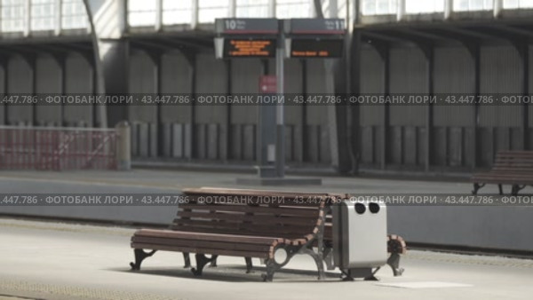 Вокзал железнодорожный, платформа, скамейка, расписание движения поездов railway station, platform, bench, train schedule (2024 год). Стоковое видео, видеограф Опока Алексей / Фотобанк Лори