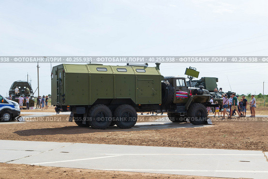 Волгоградская область, Средняя Ахтуба, Россия. Военный фургон, походная кухня ПАК-200 на шасси автомобиля УРАЛ для обеспечения питанием солдат в походе. (2022 год). Редакционное фото, фотограф Андрей Цыганков / Фотобанк Лори