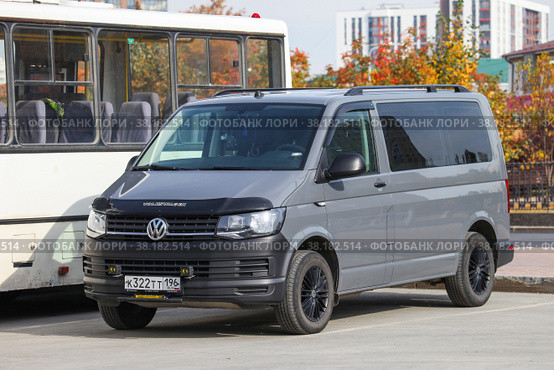 Volkswagen Caravelle (2021 год). Редакционное фото, фотограф Art Konovalov / Фотобанк Лори