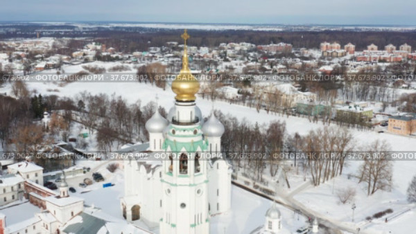 Вологда зимой. Пролёт над Вологодским кремлем. Исторический центр города. Vologda in winter. Flying over the Kremlin. The historical center of the city. (2022 год). Редакционное видео, видеограф Евгений Романов / Фотобанк Лори