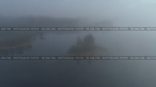 Волшебный туман над озером Селигер. Полет на коптере. Стоковое видео, видеограф Евгений Ковалев / Фотобанк Лори