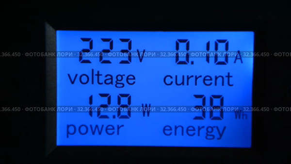 Volt, ampere, watt tester in the repair shop of electronics, mobile phones, computers, electronics. Стоковое видео, видеограф Mikhail Erguine / Фотобанк Лори