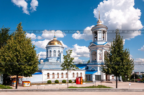 Voronezh, Russia, July 22, 2024: Pokrovsky Cathedral on a summer day in Voronezh. Редакционное фото, фотограф Катерина Белякина / Фотобанк Лори