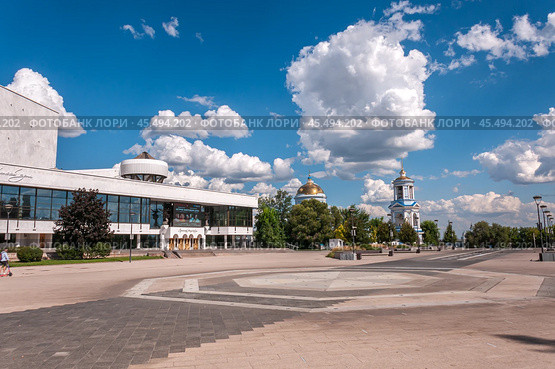 Voronezh, Russia, July 22, 2024: The Concert Hall building in Sovetsky Square on a summer day in Voronezh. Редакционное фото, фотограф Катерина Белякина / Фотобанк Лори