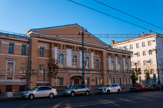 Voronezh, Russia, September 16, 2024: The Governor's House on the central street, Revolution Avenue, against the blue sky. Редакционное фото, фотограф Катерина Белякина / Фотобанк Лори