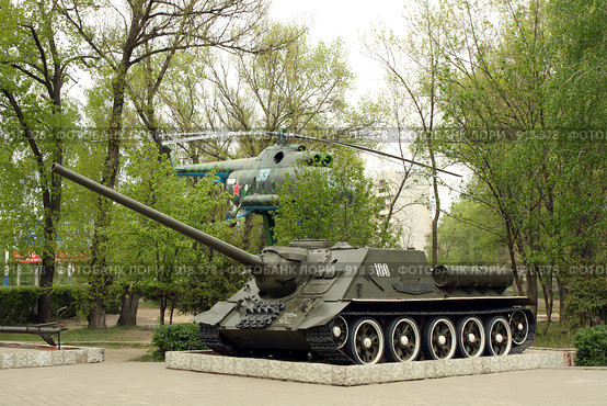 Воронежский музей патриотического воспитания "Диорама". Вертолёт Ми-8Т и СУ-100 (2009 год). Редакционное фото, фотограф Корчагина Полина / Фотобанк Лори