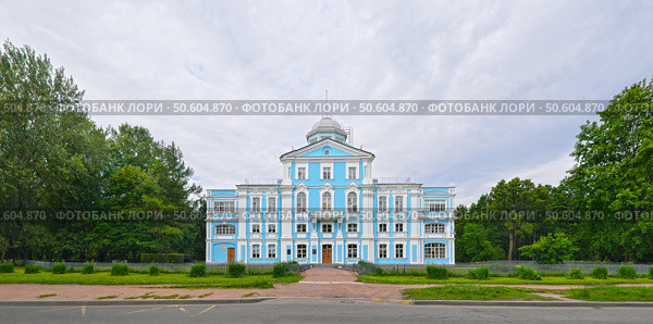 Voronzov Mansion (Novoznamenka Estate, St. Petersburg), blue-and-white Baroque palace by Trezzini and Rinaldi, summer view with green meadow. Стоковое фото, фотограф Елена  Попкова / Фотобанк Лори
