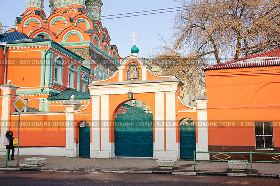 Ворота Храма святителя Григория Неокесарийского в Дербицах (2012 год). Редакционное фото, фотограф Алёшина Оксана / Фотобанк Лори