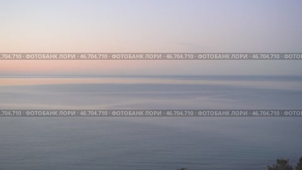 Восход солнца над Чёрным морем в Батуми   Рассветные краски окрашивают спокойную гладь Чёрного моря в Батуми. Тихая, умиротворяющая сцена природы, наполненная мягкими звуками неба и вода. Стоковое видео, видеограф Анна Чижова / Фотобанк Лори