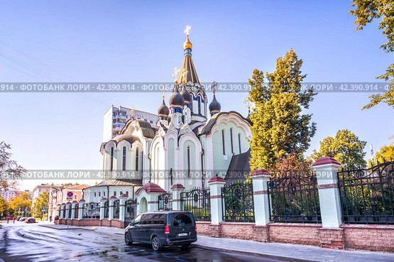 Воскресенский храм в Сокольниках, сквер Московского метро, Москва (2023 год). Стоковое фото, фотограф Baturina Yuliya / Фотобанк Лори