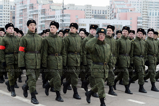 Воспитанники Московского суворовского военного училища готовятся к параду 7 ноября на Красной площади (2013 год). Редакционное фото, фотограф Free Wind / Фотобанк Лори