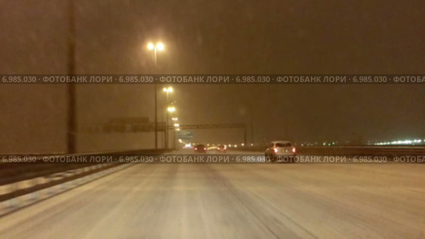 Вождение автомобиля по неубранной кольцевой дороге в ночное время. Санкт-Петербург, Россия. Стоковое видео, видеограф Кекяляйнен Андрей / Фотобанк Лори