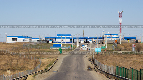 Впереди Россия, Троицкий таможенный автомобильный переход (2015 год). Редакционное фото, фотограф Роман Коротков / Фотобанк Лори