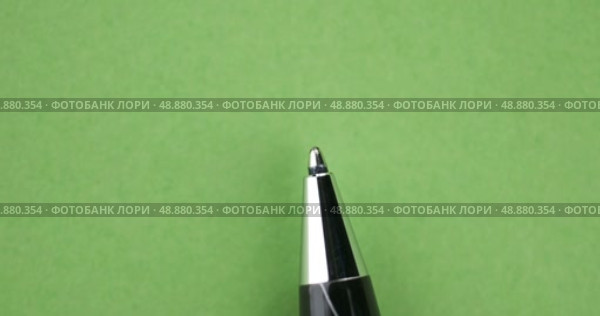 Вращение. Крупный план кончика шариковой ручки. Концепция концентрации. Выделено на зеленом фоне. Стоковое видео, видеограф Александр Собко / Фотобанк Лори