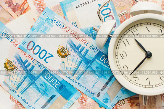 Время-деньги. Время платить налоги. Российские купюры и часы. Time is money. Time to pay taxes. Russian banknotes and watches. Стоковое фото, фотограф Ольга Митряева / Фотобанк Лори