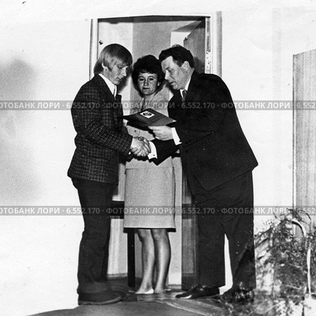 Вручение почётной грамоты ударнику производства, 1970 год. Редакционное фото, фотограф Евгений Мухортов / Фотобанк Лори