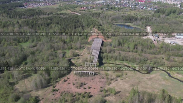 Второй недостроенный мост для западного объезда в Кирове. Съемка с дрона (2024 год). Стоковое видео, видеограф Владислав Самошкин / Фотобанк Лори