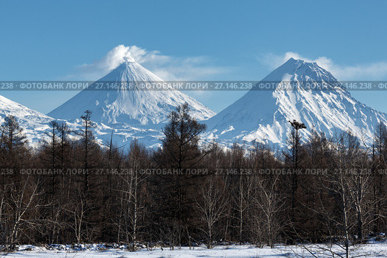 Вулкан Ключевская сопка и вулкан Камень на Камчатке. Стоковое фото, фотограф А. А. Пирагис / Фотобанк Лори