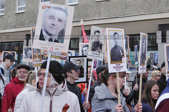 Выборг. Люди с портретами фронтовиков-победителей. Акция "Бессмертный полк" на проспекте Ленина 9 мая (2017 год). Редакционное фото, фотограф Илюхина Наталья / Фотобанк Лори