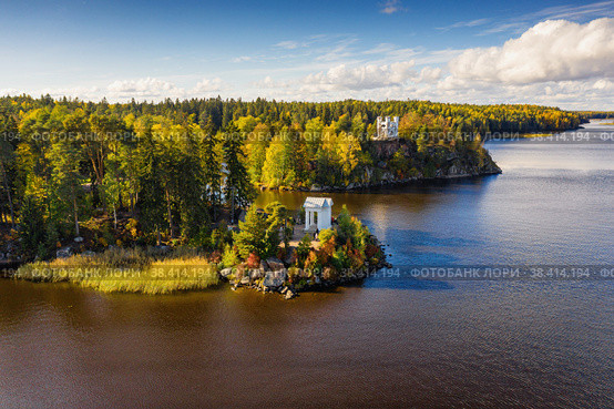 Выборг, парк Монрепо, Людвигсбург и Храм Нептуна. Вид с воздуха. Vyborg, Monrepos Park, Ludwigsburg and the Temple of Neptune. Aerial view. (2022 год). Редакционное фото, фотограф Евгений Романов / Фотобанк Лори