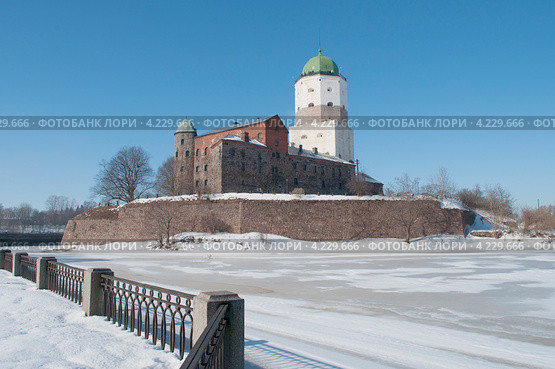Выборгский замок солнечным мартовским днем (2012 год). Редакционное фото, фотограф Виктор Карасев / Фотобанк Лори