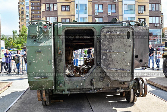 Выгоревший внутри американский бронетранспортер M113 A2. Выставка трофейной техники из зоны СВО. Город Тюмень (2024 год). Редакционное фото, фотограф Александр Тараканов / Фотобанк Лори