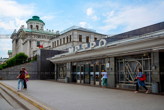 Выход станции метро "Боровицкая". Дом Пашкова (Пашков дом). Москва (2019 год). Редакционное фото, фотограф Александр Щепин / Фотобанк Лори