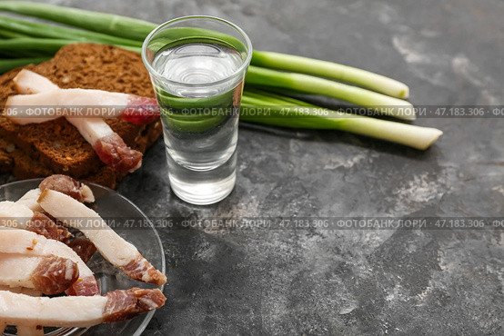 Выпить холодной водки и перекусить закусками на грунтовом фоне. Стоковое фото, фотограф Pixel_shot / Фотобанк Лори