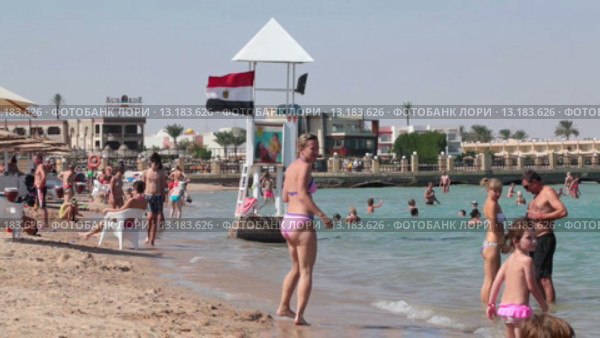 Вышка спасателей на пляже на Красном море. Курорт Хургада, Египет (2015 год). Редакционное видео, видеограф Кекяляйнен Андрей / Фотобанк Лори