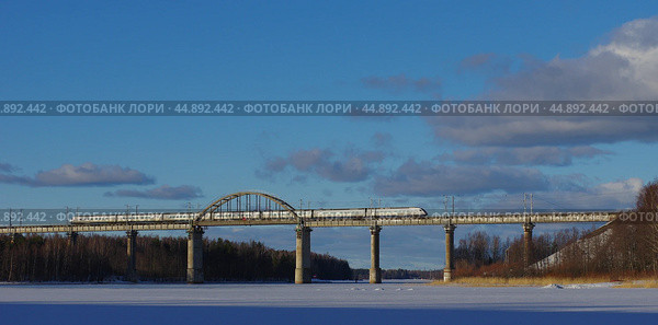Высокоскоростной электропоезд Sm6 «Allegro» на мосту "Дружбы" через пролив Кивисиллансалми, перегон Выборг - Пригородная, Ленинградская область (2019 год). Редакционное фото, фотограф Алексей Иванов / Фотобанк Лори
