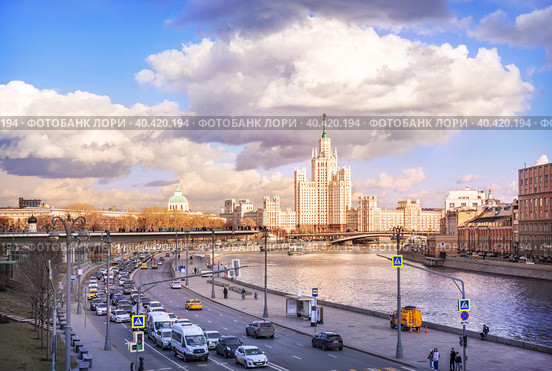 Высотка-небоскреб на Котельнической набережной и Москва-река, Москва (2021 год). Стоковое фото, фотограф Baturina Yuliya / Фотобанк Лори