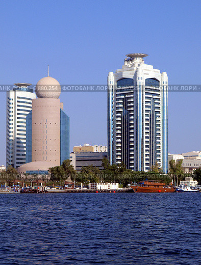 Высотные здания Dubai Creeck Tower и компании "Этисалат" в городе Дубай, ОАЭ, вид со стороны залива (2014 год). Редакционное фото, фотограф SevenOne / Фотобанк Лори